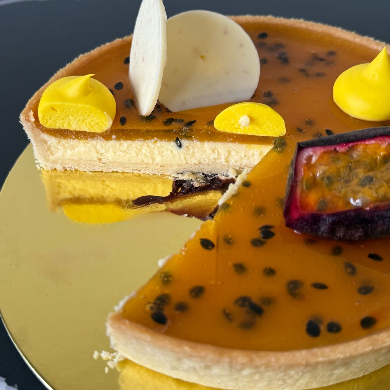 Passionfruit Cheesecake (18cm)